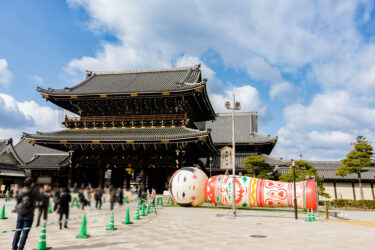 京都 東本願寺前に巨大なこけしが現れた！