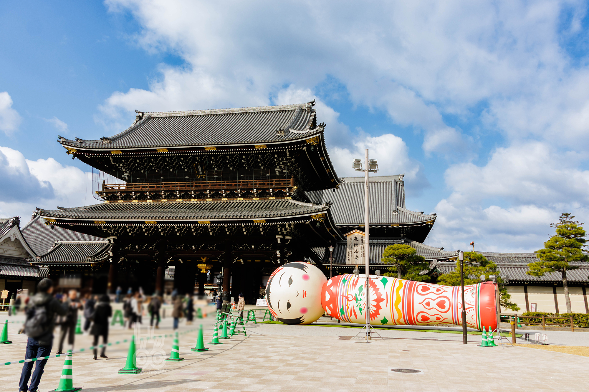京都 東本願寺前に巨大なこけしが現れた！