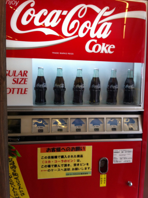 大阪日本橋　スーパーポテトで瓶コーラを飲む！
